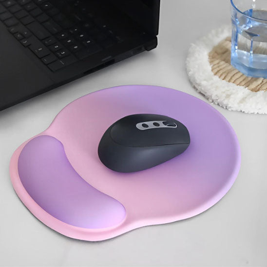 tapis de souris ergonomique rose mauve sur bureau
