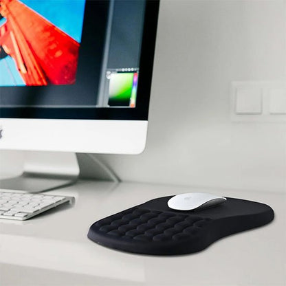 Tapis de souris​ ergonomique noir sur bureau avec ecran clavier