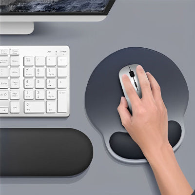 Tapis de souris silicone Contraste noir et gris utilisé avec une main sur la souris