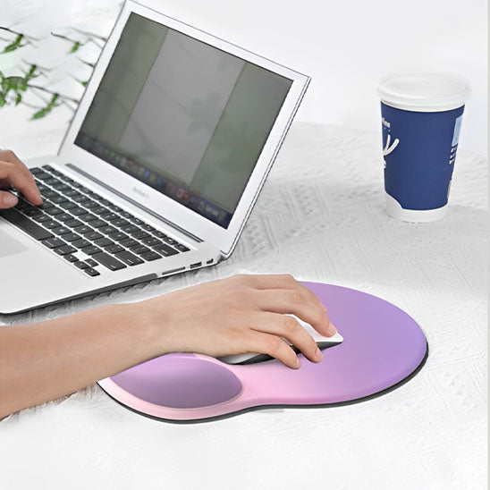 Tapis de souris silicone Contraste mauve-rose utilisé avec une souris près d’un ordinateur portable