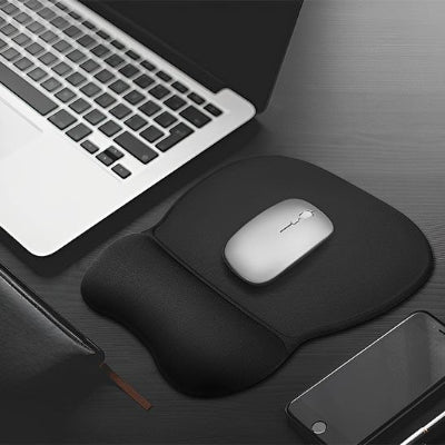 Tapis de souris  ergonomique noir sur bureau 