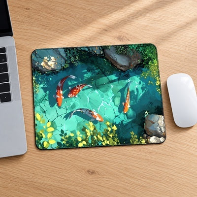 Tapis de souris carpe koï Koï Jardin près d’un ordinateur portable sur un bureau en bois.